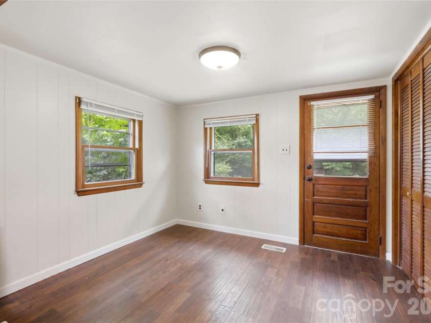 1013 7th Street, Hickory, NC 28601.  MLS# CAR4396981, YatesRealty ID 33773. 