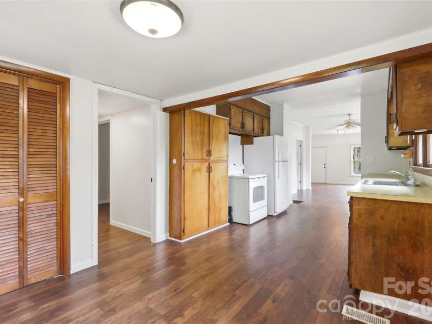 1013 7th Street, Hickory, NC 28601.  MLS# CAR4396981, YatesRealty ID 33773. 