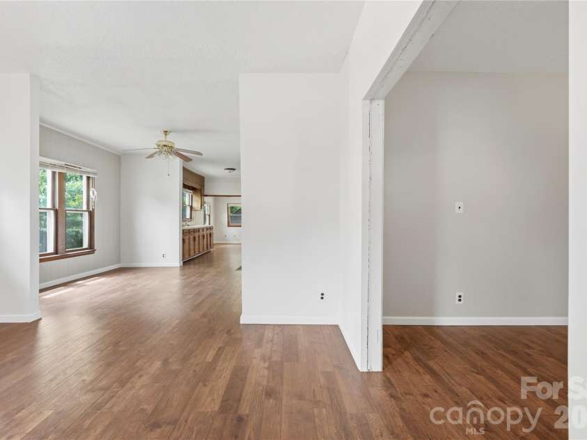 1013 7th Street, Hickory, NC 28601.  MLS# CAR4396981, YatesRealty ID 33773. 