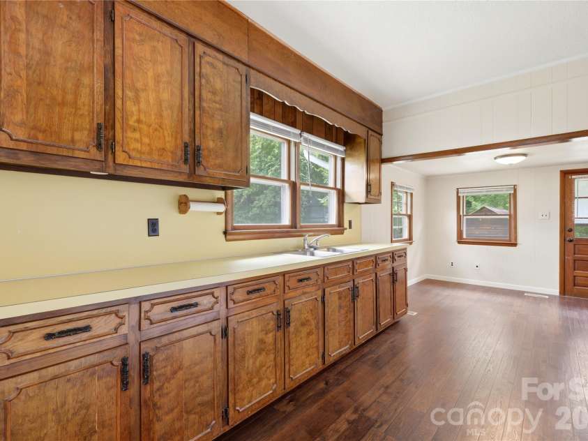 1013 7th Street, Hickory, NC 28601.  MLS# CAR4396981, YatesRealty ID 33773. 