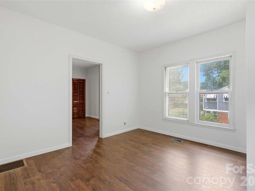1013 7th Street, Hickory, NC 28601.  MLS# CAR4396981, YatesRealty ID 33773. 