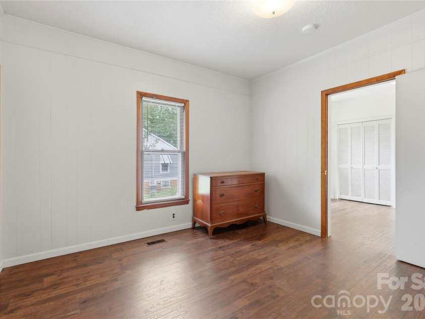 1013 7th Street, Hickory, NC 28601.  MLS# CAR4396981, YatesRealty ID 33773. 