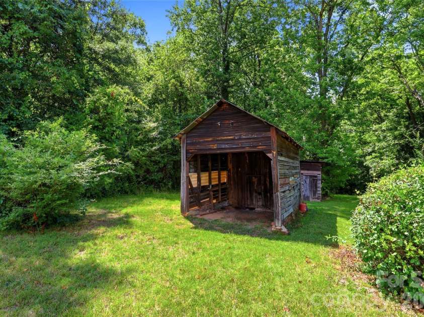 1013 7th Street, Hickory, NC 28601.  MLS# CAR4396981, YatesRealty ID 33773. 