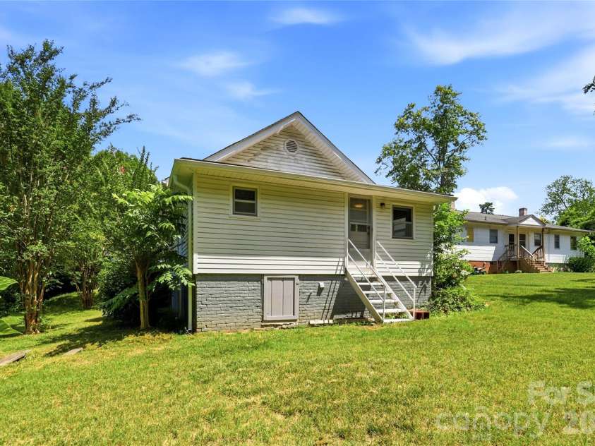 1013 7th Street, Hickory, NC 28601.  MLS# CAR4396981, YatesRealty ID 33773. 