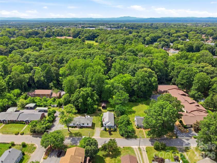 1013 7th Street, Hickory, NC 28601.  MLS# CAR4396981, YatesRealty ID 33773. 