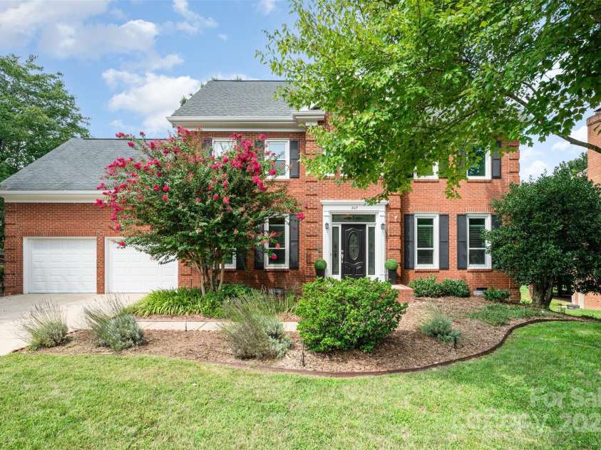 207 Walnut Point Drive, Matthews, NC 28105.  MLS# CAR4287595, YatesRealty ID 33774. Front Exterior
