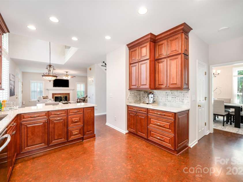 207 Walnut Point Drive, Matthews, NC 28105.  MLS# CAR4287595, YatesRealty ID 33774. Kitchen