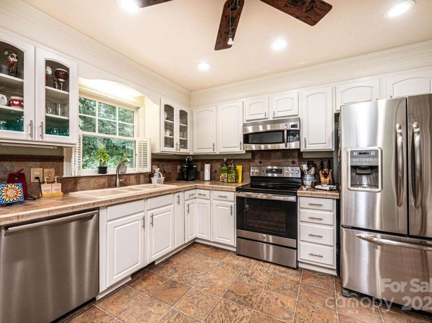 3719 Falling Creek Road, Hickory, NC 28601.  MLS# CAR4290626, YatesRealty ID 33777. All Appliances Convey