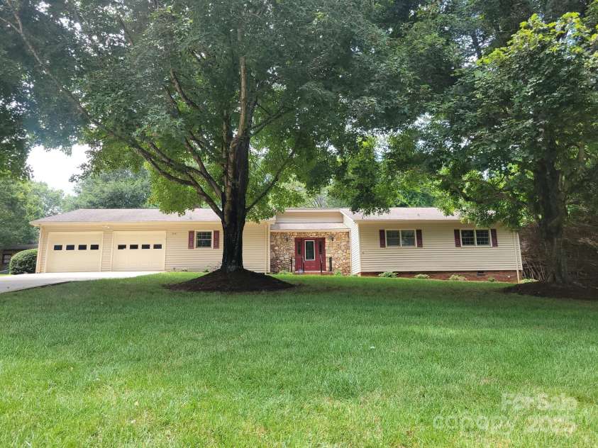 3719 Falling Creek Road, Hickory, NC 28601.  MLS# CAR4290626, YatesRealty ID 33777. Front of Home
