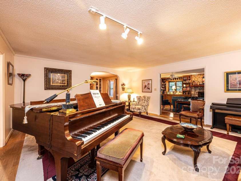 3719 Falling Creek Road, Hickory, NC 28601.  MLS# CAR4290626, YatesRealty ID 33777. Living Room