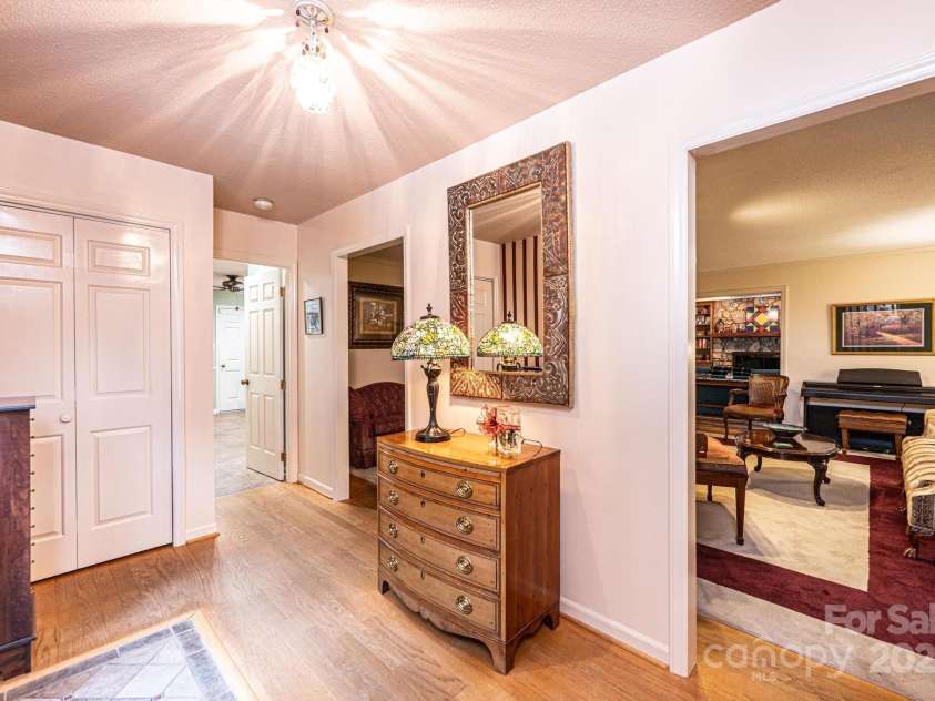 3719 Falling Creek Road, Hickory, NC 28601.  MLS# CAR4290626, YatesRealty ID 33777. Spacious Foyer