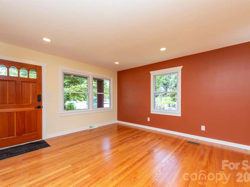 32 Harnett Street, Asheville, NC 28806.  MLS# CAR4394593, YatesRealty ID 33778. 
