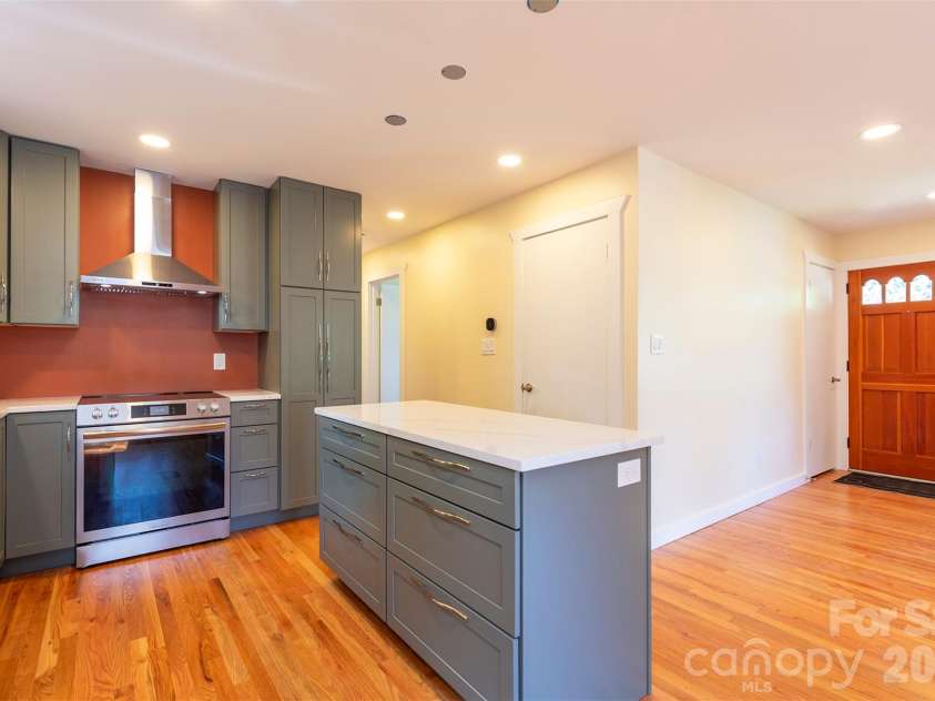 32 Harnett Street, Asheville, NC 28806.  MLS# CAR4394593, YatesRealty ID 33778. 