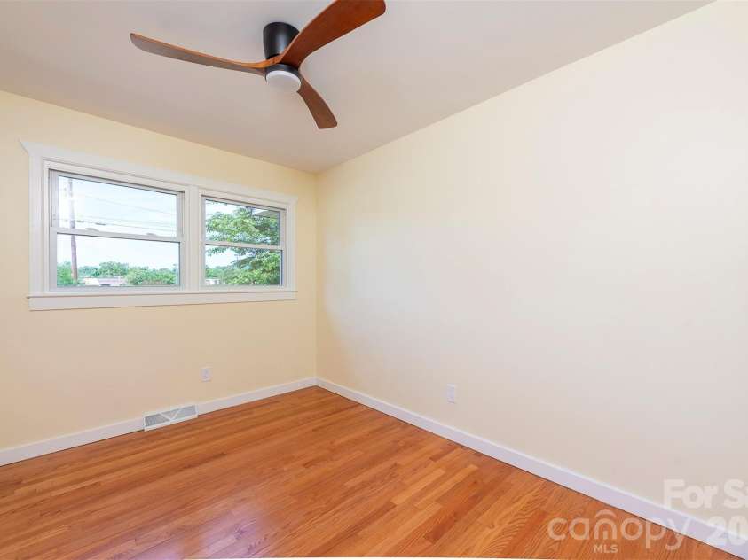 32 Harnett Street, Asheville, NC 28806.  MLS# CAR4394593, YatesRealty ID 33778. 
