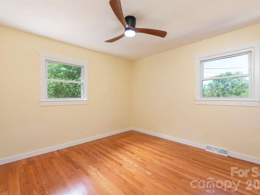 32 Harnett Street, Asheville, NC 28806.  MLS# CAR4394593, YatesRealty ID 33778. 