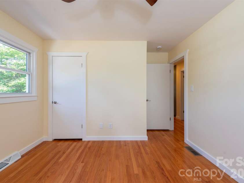 32 Harnett Street, Asheville, NC 28806.  MLS# CAR4394593, YatesRealty ID 33778. 