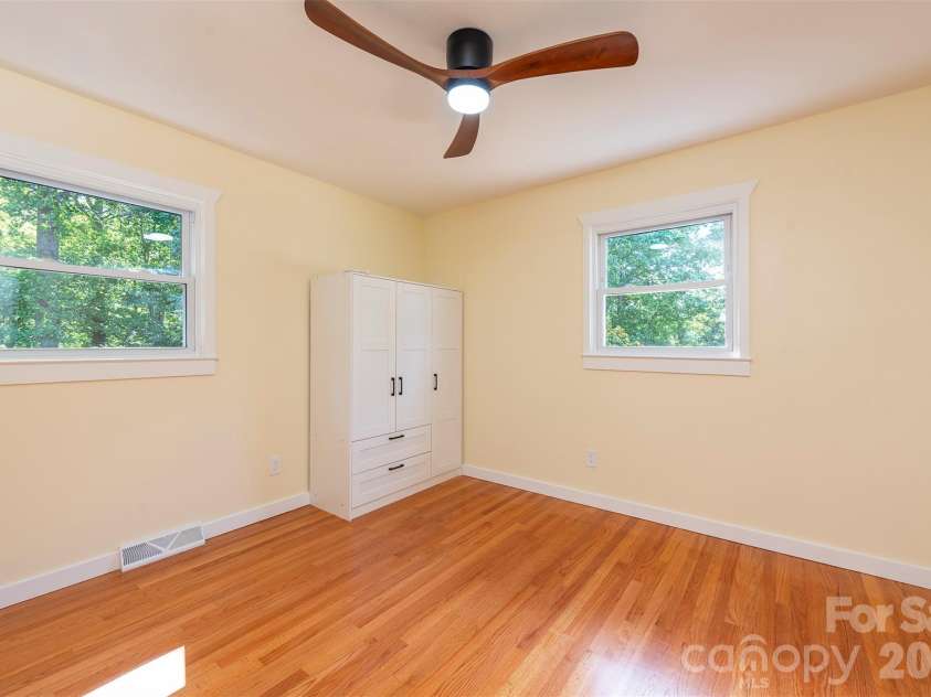 32 Harnett Street, Asheville, NC 28806.  MLS# CAR4394593, YatesRealty ID 33778. 