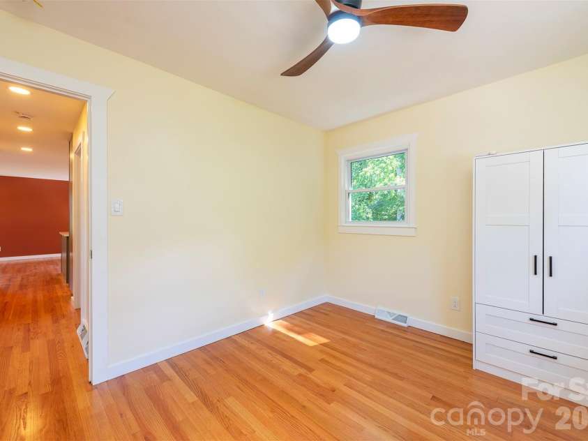 32 Harnett Street, Asheville, NC 28806.  MLS# CAR4394593, YatesRealty ID 33778. 