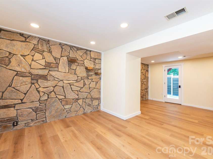 32 Harnett Street, Asheville, NC 28806.  MLS# CAR4394593, YatesRealty ID 33778. 