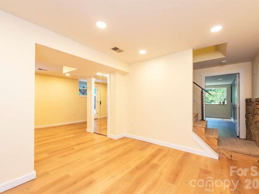 32 Harnett Street, Asheville, NC 28806.  MLS# CAR4394593, YatesRealty ID 33778. 