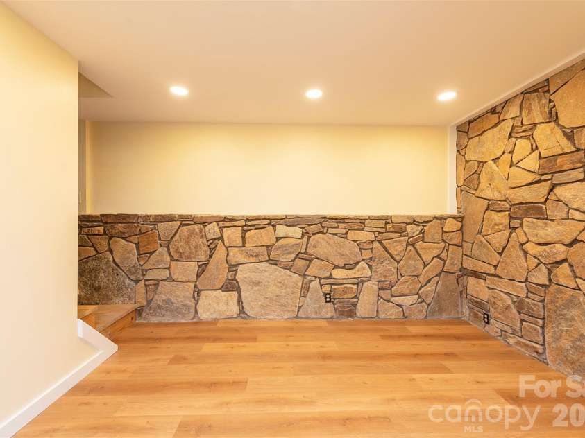 32 Harnett Street, Asheville, NC 28806.  MLS# CAR4394593, YatesRealty ID 33778. 