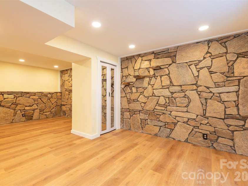 32 Harnett Street, Asheville, NC 28806.  MLS# CAR4394593, YatesRealty ID 33778. 