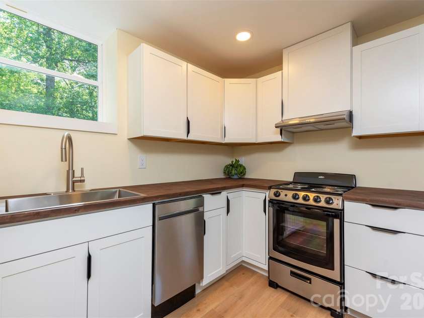 32 Harnett Street, Asheville, NC 28806.  MLS# CAR4394593, YatesRealty ID 33778. 