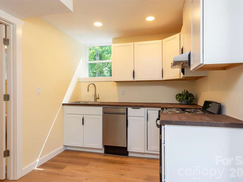 32 Harnett Street, Asheville, NC 28806.  MLS# CAR4394593, YatesRealty ID 33778. 
