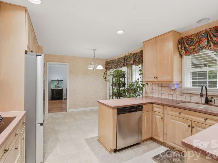 6419 Pencade Lane, Charlotte, NC 28215.  MLS# CAR4395322, YatesRealty ID 33779. 