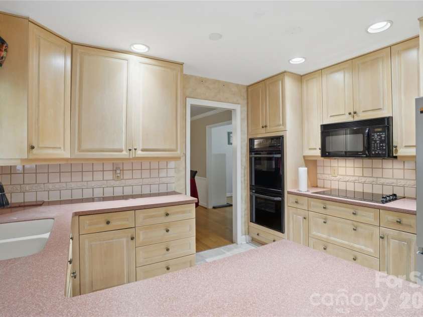6419 Pencade Lane, Charlotte, NC 28215.  MLS# CAR4395322, YatesRealty ID 33779. 