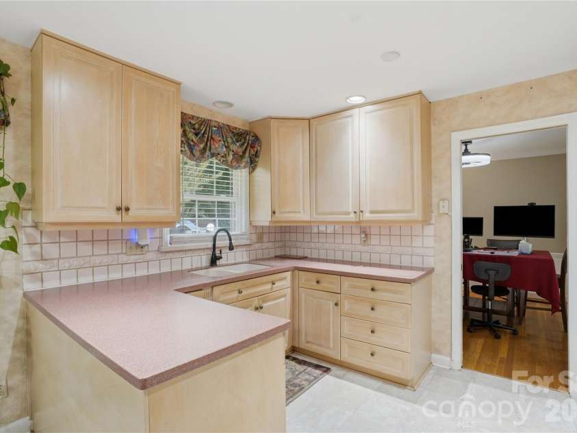 6419 Pencade Lane, Charlotte, NC 28215.  MLS# CAR4395322, YatesRealty ID 33779. 