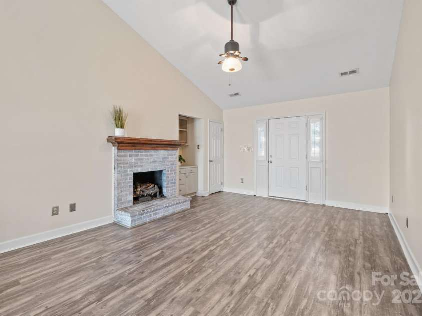 172 Valleybrook Drive, Denver, NC 28037.  MLS# CAR4328876, YatesRealty ID 33780. 