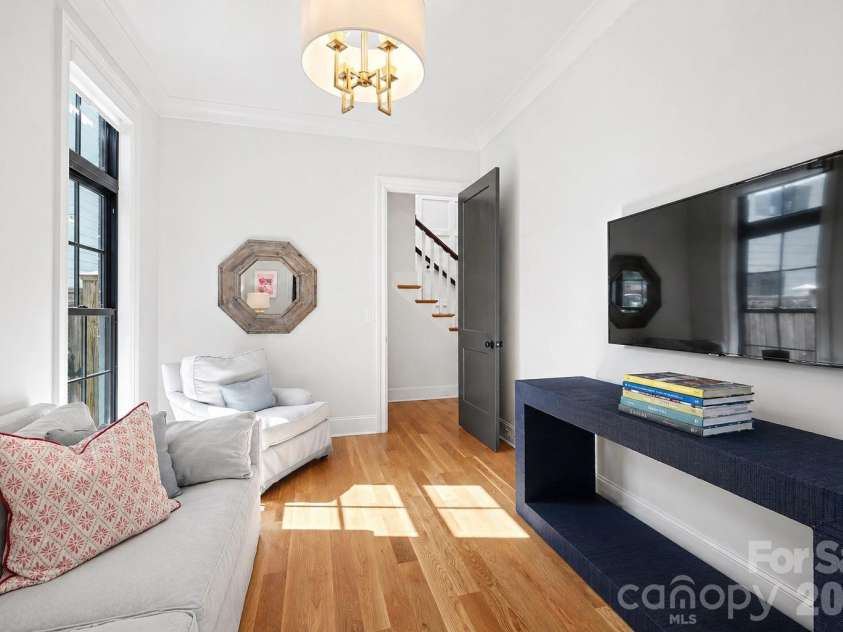 187 Canterbury Road, Charlotte, NC 28211.  MLS# CAR4375412, YatesRealty ID 33781. 