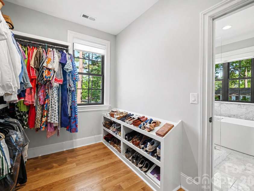 187 Canterbury Road, Charlotte, NC 28211.  MLS# CAR4375412, YatesRealty ID 33781. 