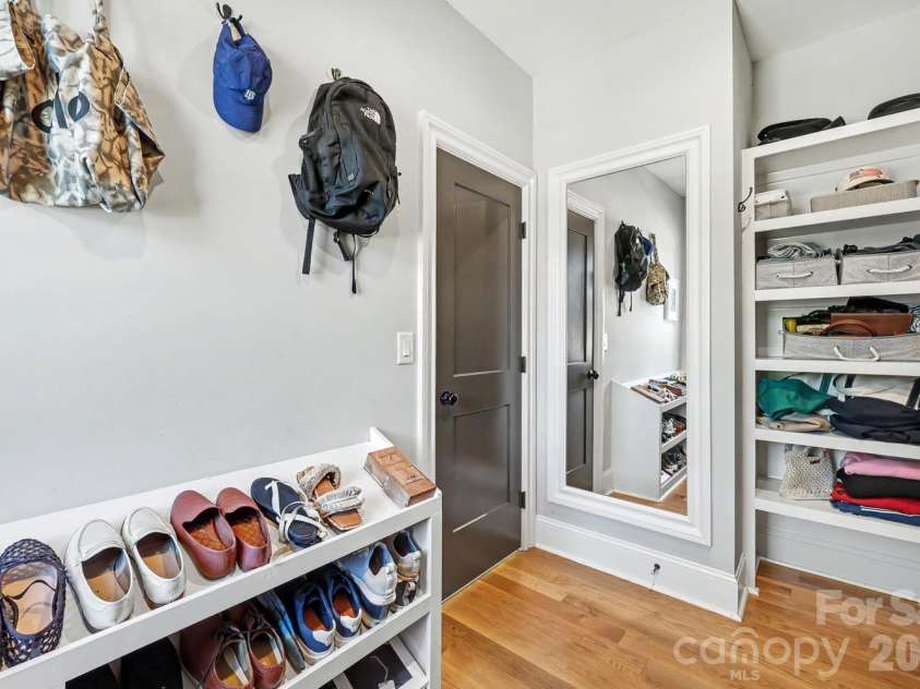 187 Canterbury Road, Charlotte, NC 28211.  MLS# CAR4375412, YatesRealty ID 33781. 