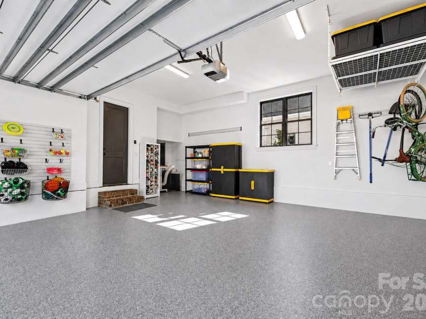 187 Canterbury Road, Charlotte, NC 28211.  MLS# CAR4375412, YatesRealty ID 33781. 