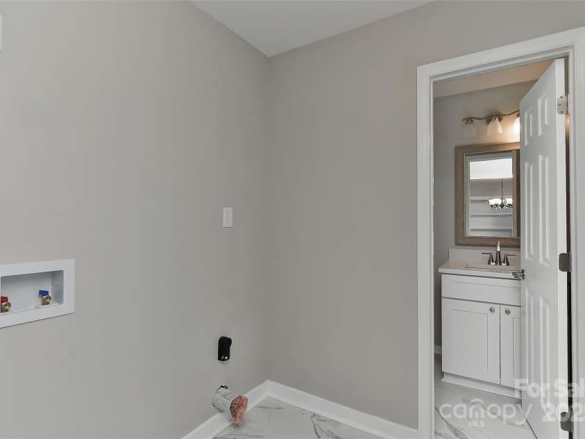 8056 Hunley Ridge Road, Matthews, NC 28104.  MLS# CAR4293751, YatesRealty ID 33783. 