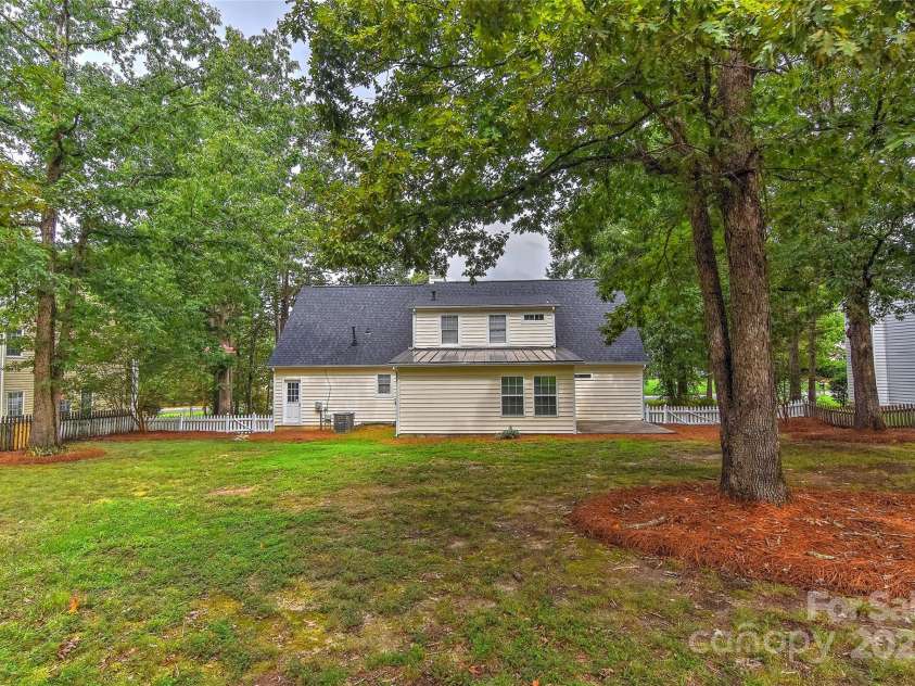 8056 Hunley Ridge Road, Matthews, NC 28104.  MLS# CAR4293751, YatesRealty ID 33783. 
