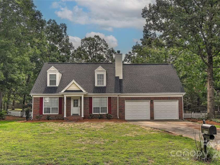 8056 Hunley Ridge Road, Matthews, NC 28104.  MLS# CAR4293751, YatesRealty ID 33783. 