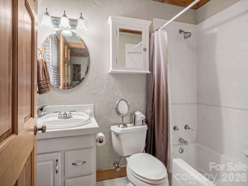 59 Canoe Creek Drive, Tuckasegee, NC 28783.  MLS# CAR4396318, YatesRealty ID 33786. Upstiars bath