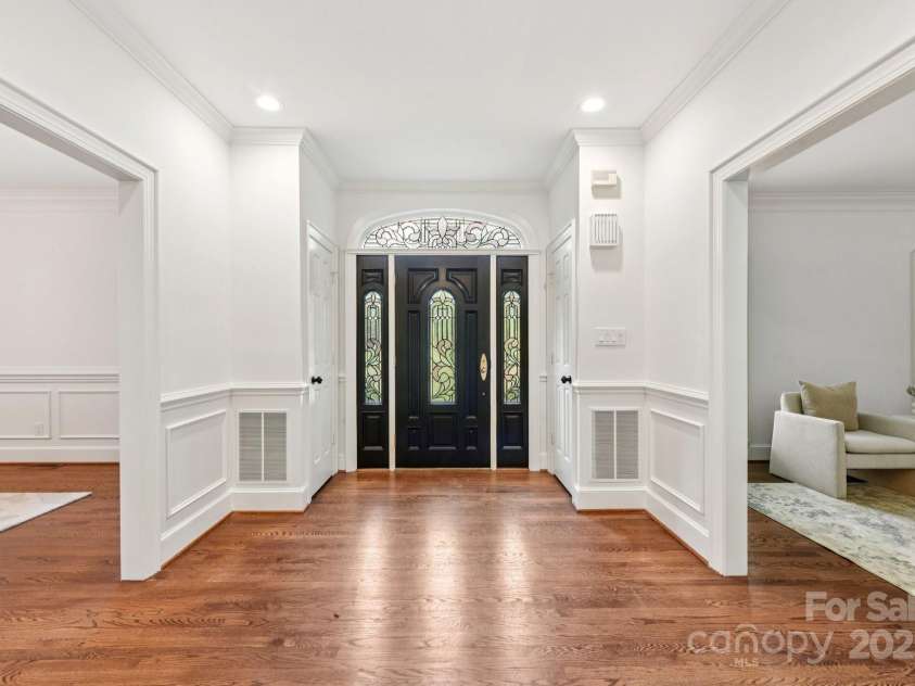 6911 Chatford Lane, Charlotte, NC 28210.  MLS# CAR4293595, YatesRealty ID 33786. Foyer