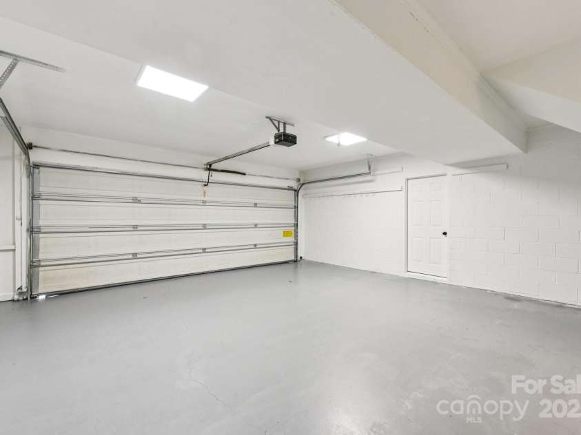 6911 Chatford Lane, Charlotte, NC 28210.  MLS# CAR4293595, YatesRealty ID 33786. Garage Attached