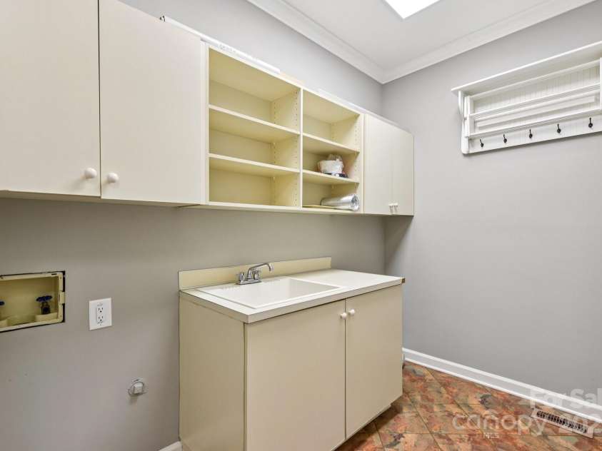 6911 Chatford Lane, Charlotte, NC 28210.  MLS# CAR4293595, YatesRealty ID 33786. Laundry Room