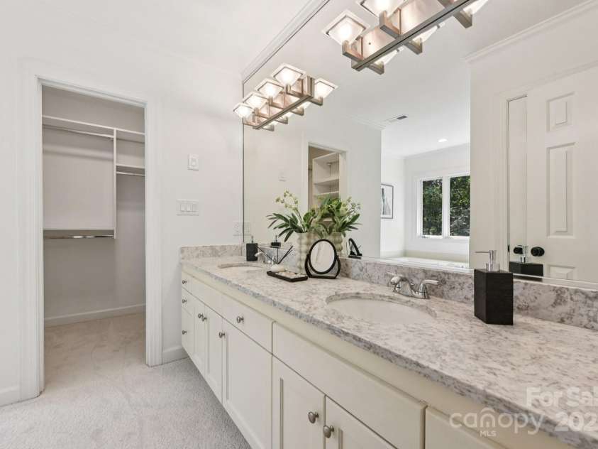 6911 Chatford Lane, Charlotte, NC 28210.  MLS# CAR4293595, YatesRealty ID 33786. Primary Bathroom