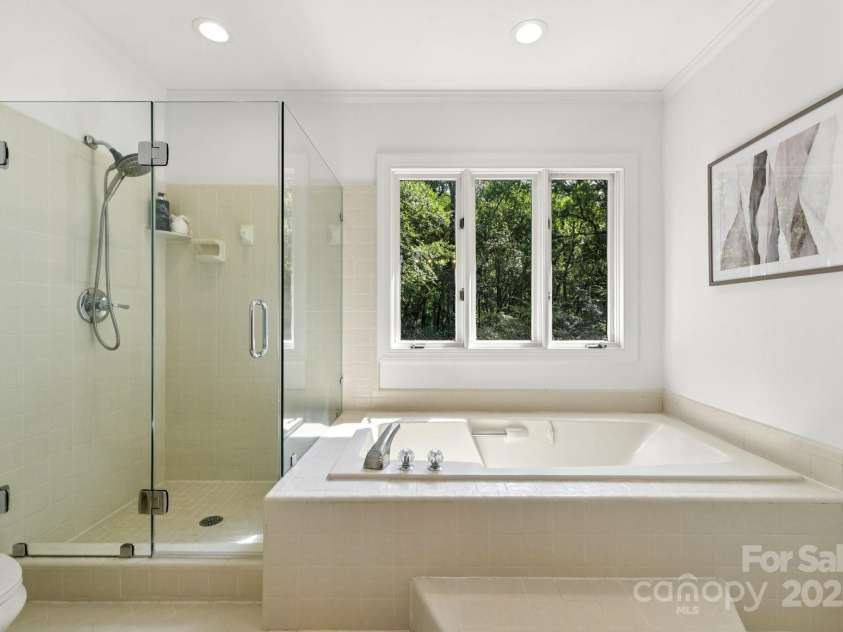 6911 Chatford Lane, Charlotte, NC 28210.  MLS# CAR4293595, YatesRealty ID 33786. Primary Bathroom