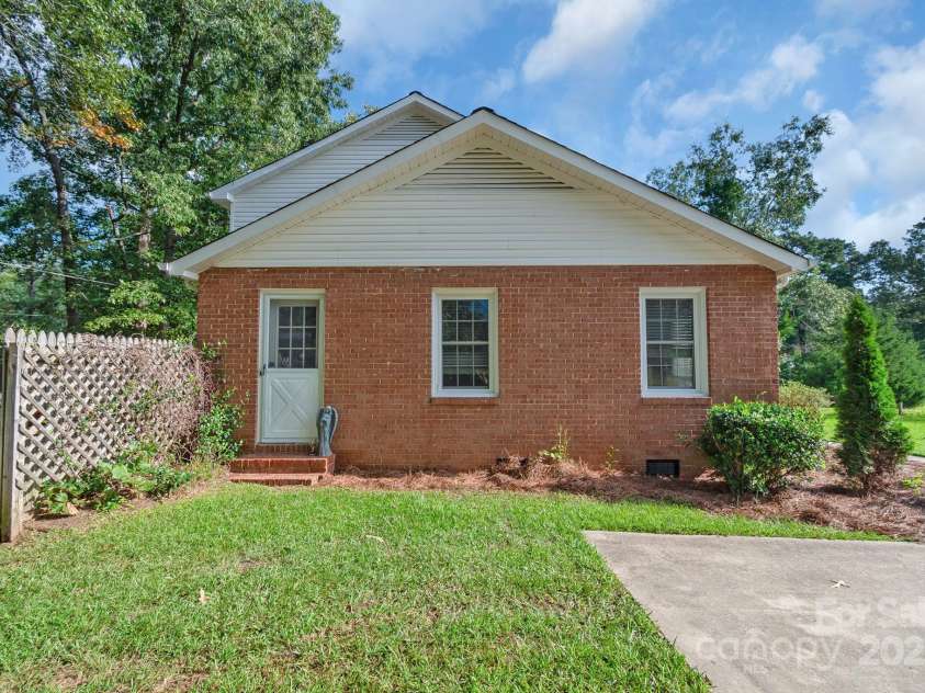 2470 Country Club Drive, Lancaster, SC 29720.  MLS# CAR4286357, YatesRealty ID 33787. 