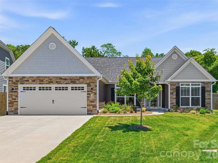 97 Spence Drive, Hendersonville, NC 28739.  MLS# CAR4389691, YatesRealty ID 33789. 