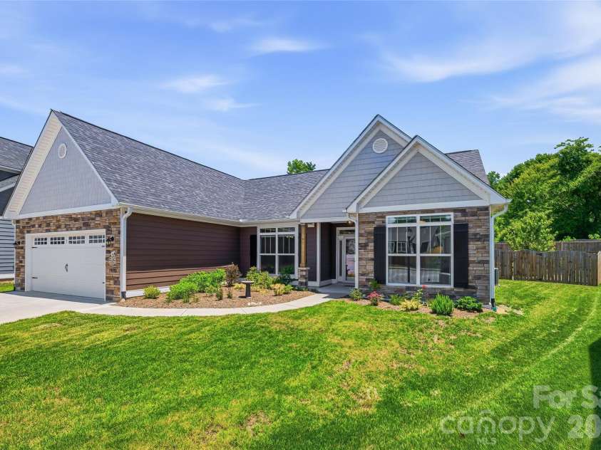 97 Spence Drive, Hendersonville, NC 28739.  MLS# CAR4389691, YatesRealty ID 33789. 