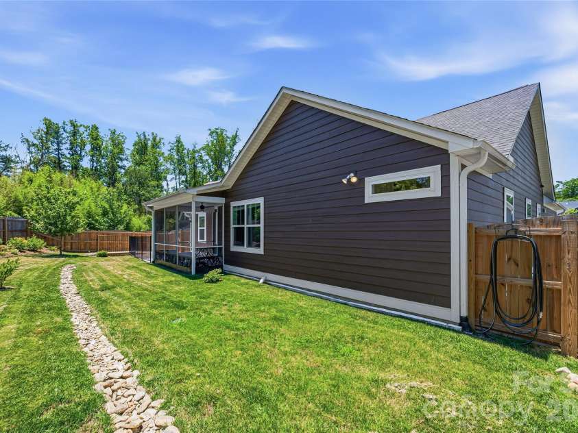 97 Spence Drive, Hendersonville, NC 28739.  MLS# CAR4389691, YatesRealty ID 33789. 