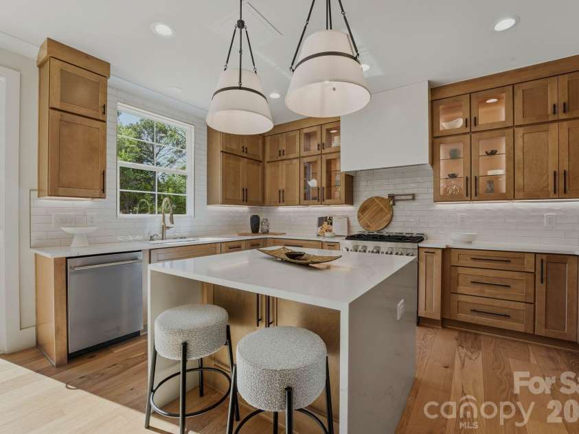 1637 Longfellow Street, Charlotte, NC 28205.  MLS# CAR4346623, YatesRealty ID 3379. Kitchen.